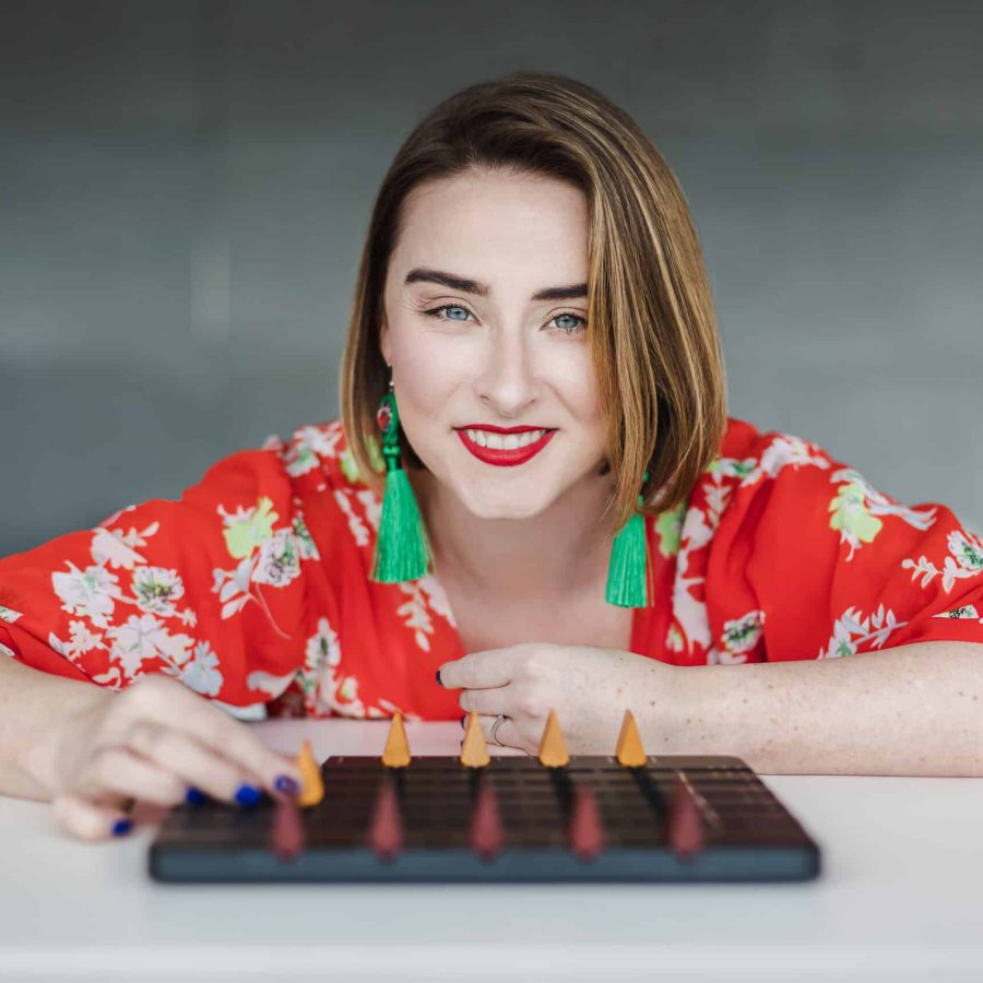 Kobieta grająca w grę Korzyści z grania w gry